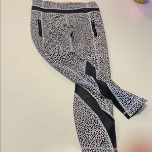lululemon cropped black&white leggings